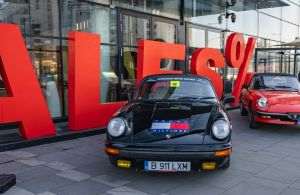 Tommy Hilfiger, partener al Retromobil Club România în primul raliu de regularitate dedicat vehiculelor istorice